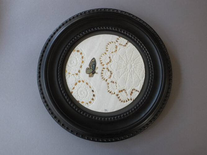 De vlinder vliegt uit